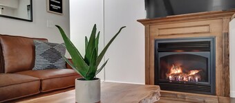 Modern Farmhouse: 30 Private Acres + King Bed + Hot Tub