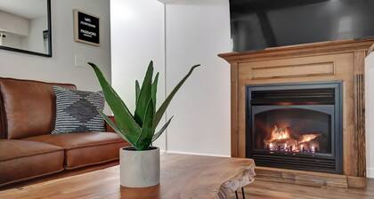 Modern Farmhouse: 30 Private Acres + King Bed + Hot Tub