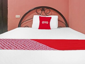 Standard Single Room | Desk, free WiFi, bed sheets - Solanos Transient House (Pasay)