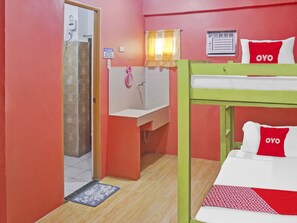 Standard Double Room | Desk, free WiFi, bed sheets - Solanos Transient House (Pasay)