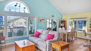 Un salon confortable avec un canapé, une table basse et un coin repas.