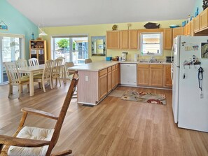Microwave, coffee/tea maker - Waterfront home in Montego Bay! Large rooms and great location with community 2 community pools! Boat and Jet Ski Lift! (Ocean City)