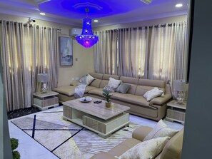 TV - Quiet luxury 2 bedroom house with Pool (Abeokuta)