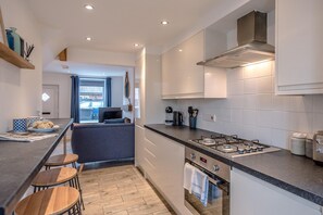 Tủ lạnh, lò vi sóng, lò nướng, bếp nấu 