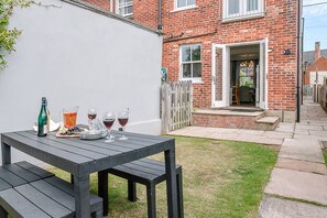 Outdoor dining - Longshore, Aldeburgh (Aldeburgh)