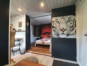 5 bedrooms, desk, iron/ironing board, travel cot