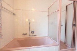 Baignoire, serviettes fournies, savon, papier toilette