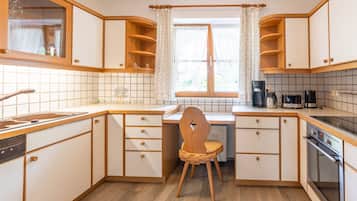 Fridge, oven, stovetop, dishwasher