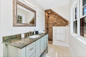 Combined shower/bathtub, hair dryer, towels, soap - Sourwood Treehouse- Adorable treehouse, hot tub, & mountain views (Black Mountain)