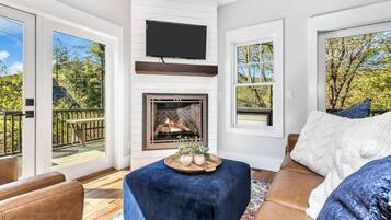 Smart TV y chimenea