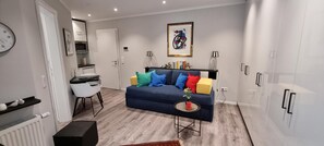 Living area - Charming 1-room apartment for 1-2 persons in Bad Zwischenahn. The approx. 25 m², stylishly furnished 1-room apartment for 1-2 persons is located on the Klosterhof Aue in the heart of Bad Zwischenahn. (Bad Zwischenahn)