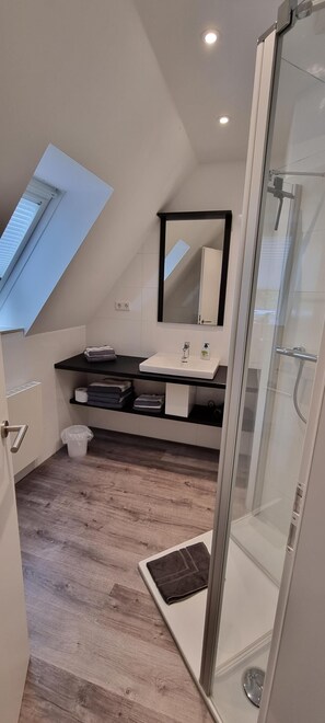 Shower, hair dryer, towels - Charming 1-room apartment for 1-2 persons in Bad Zwischenahn. The approx. 25 m², stylishly furnished 1-room apartment for 1-2 persons is located on the Klosterhof Aue in the heart of Bad Zwischenahn. (Bad Zwischenahn)