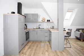 Fridge, microwave, stovetop, dishwasher - The approx. 50 m² large and very chic 2-room apartment for 1 to 2 persons is located on the Klosterhof Aue in Bad Zwischenahn. (Bad Zwischenahn)