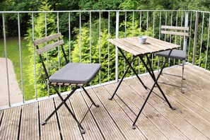 Outdoor dining - The approx. 50 m² large and very chic 2-room apartment for 1 to 2 persons is located on the Klosterhof Aue in Bad Zwischenahn. (Bad Zwischenahn)