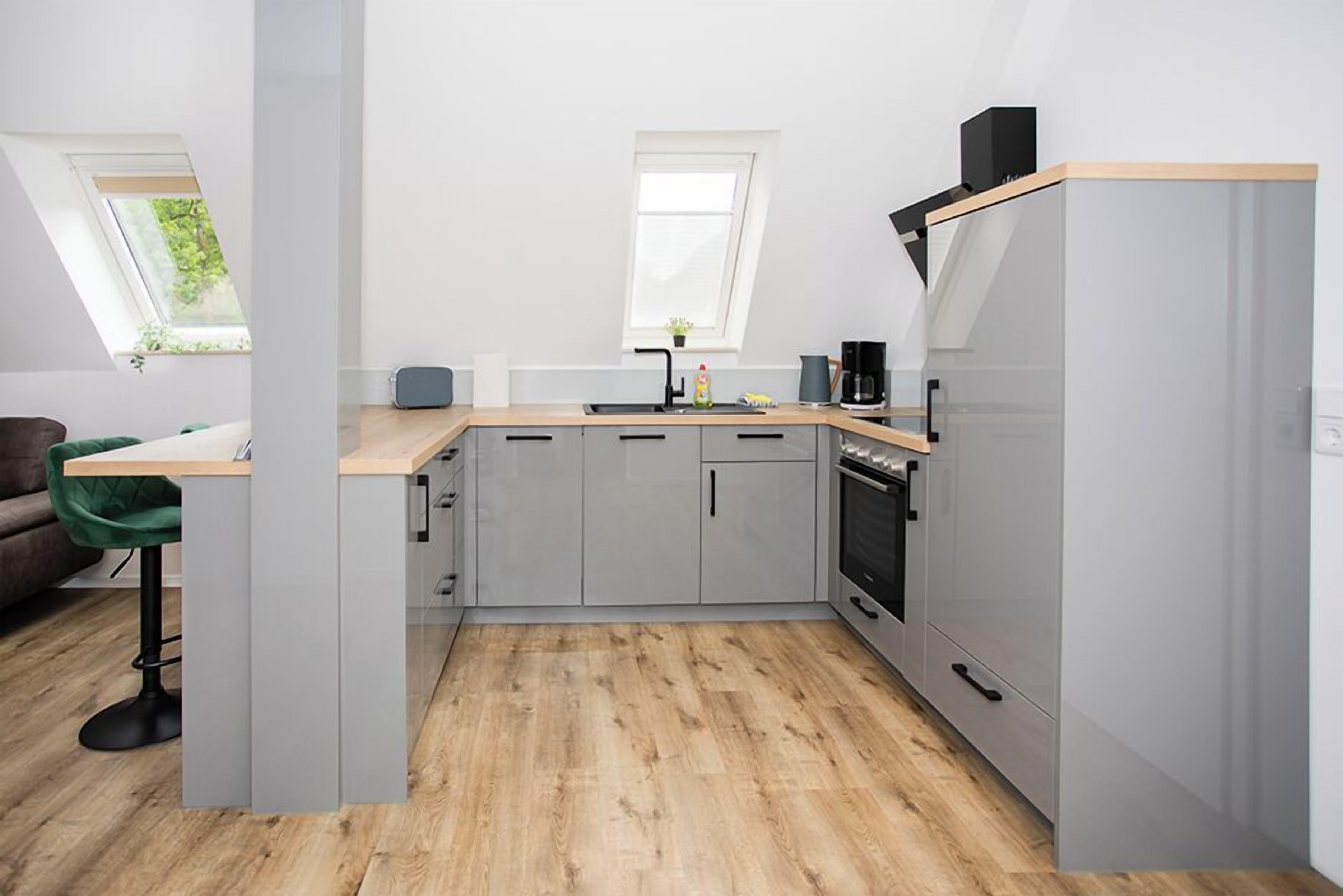 Kühlschrank, Mikrowelle, Herdplatte, Geschirrspüler