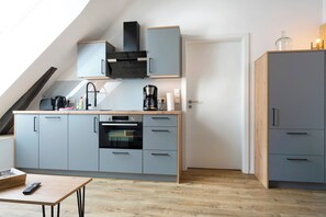 Fridge, microwave, stovetop, dishwasher - The approx. 50 m², lovingly furnished 2-room apartment is located in the heart of Bad Zwischenahn and offers the perfect retreat for couples or solo travelers. The modern top-floor apartment impresses with its stylish design. (Bad Zwischenahn)