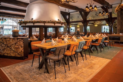 The approx. 50 m², lovingly furnished 2-room apartment is located in the heart of Bad Zwischenahn and offers the perfect retreat for couples or solo travelers. The modern top-floor apartment impresses with its stylish design.