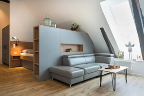 Living area - The approx. 50 m², lovingly furnished 2-room apartment is located in the heart of Bad Zwischenahn and offers the perfect retreat for couples or solo travelers. The modern top-floor apartment impresses with its stylish design. (Bad Zwischenahn)