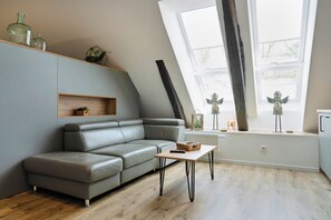 Living area - The approx. 50 m², lovingly furnished 2-room apartment is located in the heart of Bad Zwischenahn and offers the perfect retreat for couples or solo travelers. The modern top-floor apartment impresses with its stylish design. (Bad Zwischenahn)