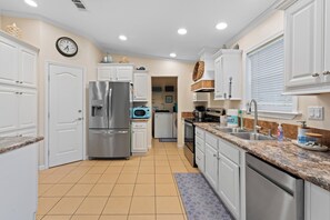 冰箱、微波炉、烤箱、炉灶