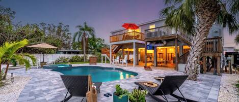 Una piscina al aire libre, una piscina climatizada