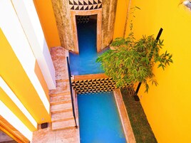 Piscina externa, funciona das 9h às 21h, espreguiçadeiras