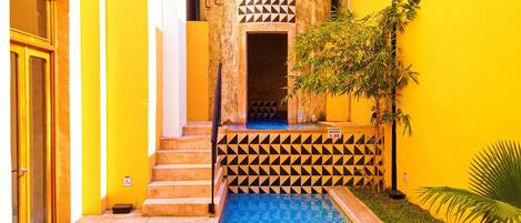 حمّام سباحة خارجي، مفتوح من 9 صباحاً إلى 9:00 مساءً، مقاعد للتشمس