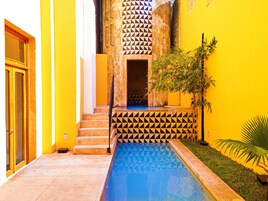 Piscina externa, funciona das 9h às 21h, espreguiçadeiras
