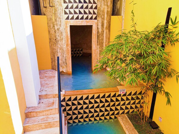 Hồ bơi ngoài trời, mở cửa từ 9:00 đến 21:00, ghế dài tắm nắng