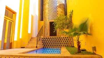 Outdoor pool, open 9:00 AM to 9:00 PM, sun loungers