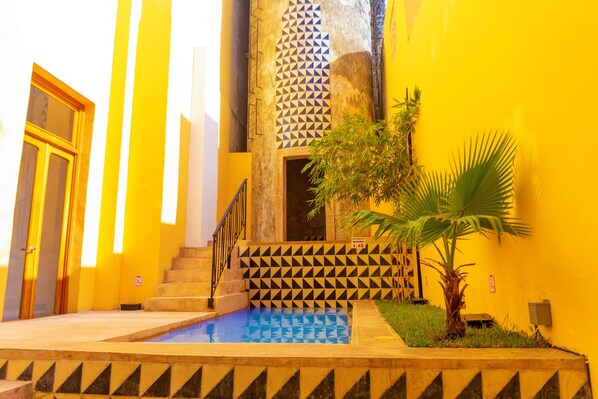 Outdoor pool, open 9:00 AM to 9:00 PM, pool loungers