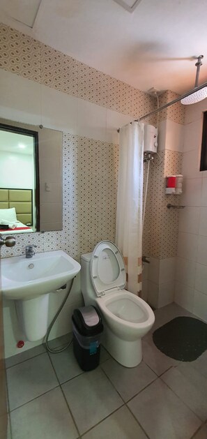 Standard-Zweibettzimmer | Badezimmer | Dusche, Hausschuhe, Bidet, Handtücher
