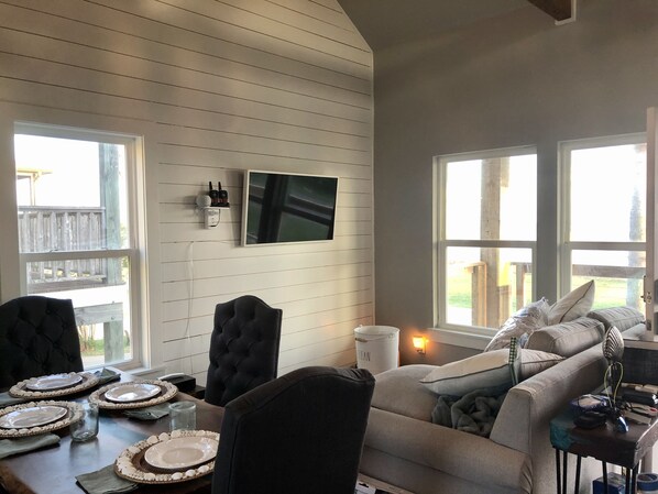 Älytelevisio, takka, videopelejä, DVD-soitin