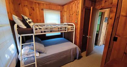 Pontificator's Perch Cabin by Buffalo Mtn Getaway