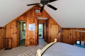 2 bedrooms, desk, iron/ironing board, WiFi