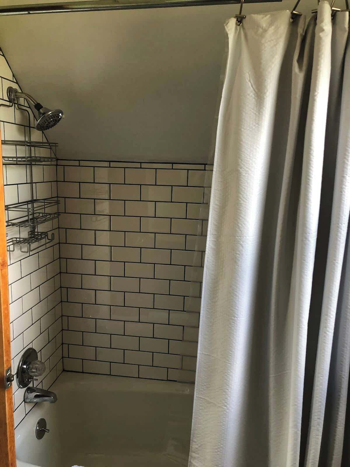 Douche, sèche-cheveux, shampoing