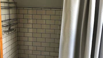 Douche, sèche-cheveux, shampoing