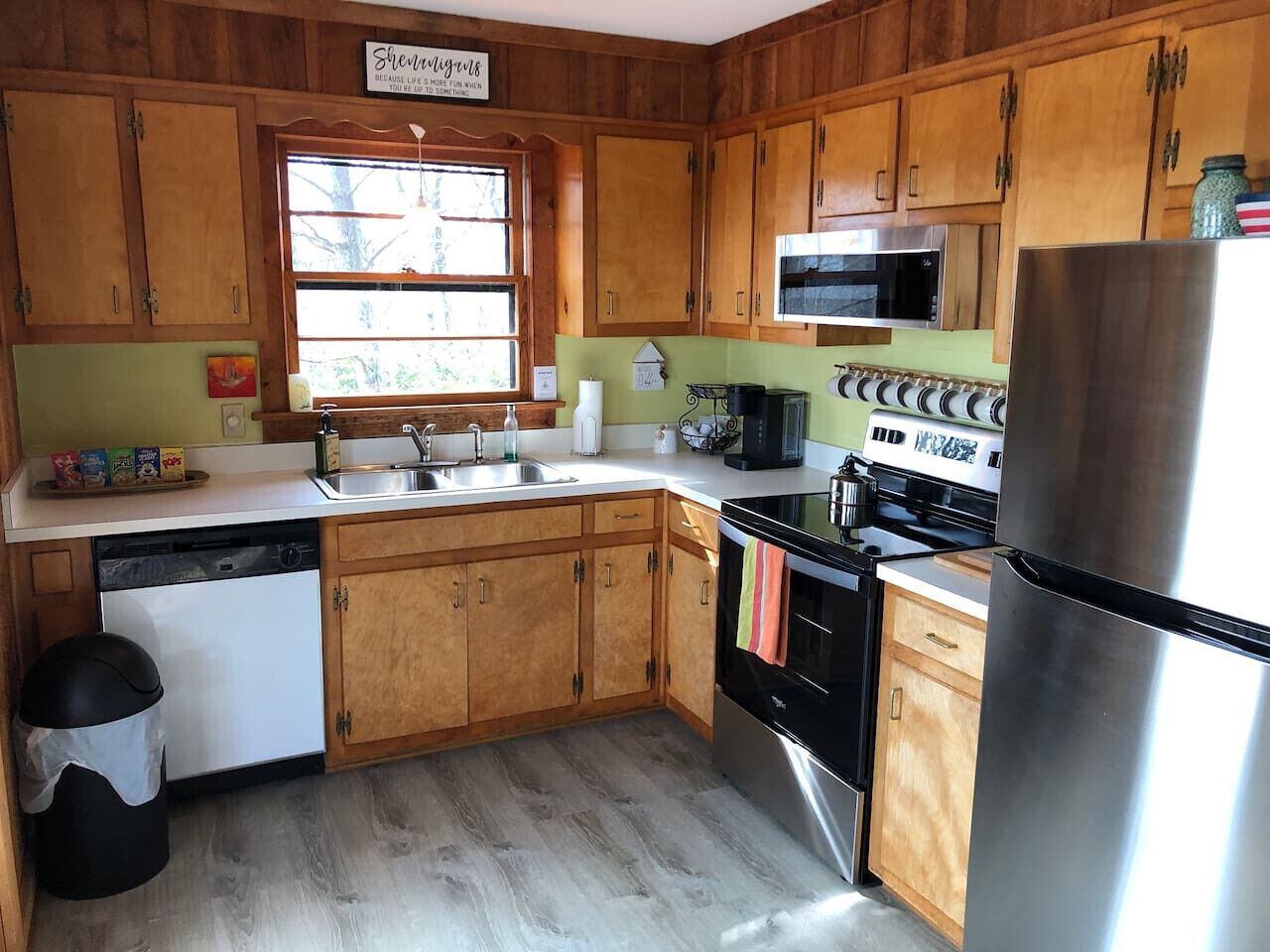 冷蔵庫、電子レンジ、オーブン、コンロ