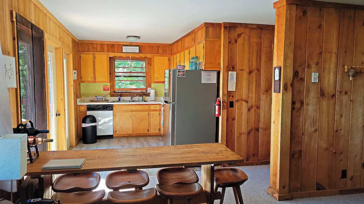 Cafetera y tetera, refrigerador, microondas y horno 