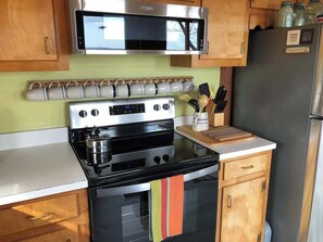 Cafetera y tetera, refrigerador, microondas y horno 