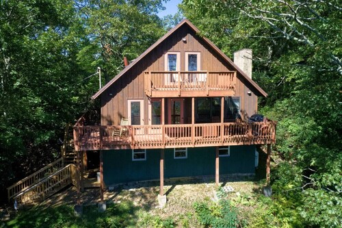 Pontificator`s Perch - you`ll love the view, by Buffalo Mtn Getaway