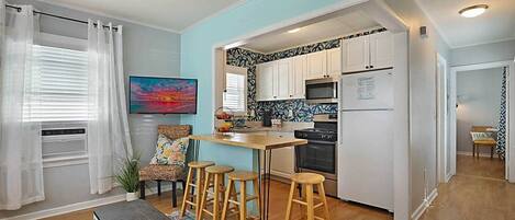 Réfrigérateur, four à micro-ondes, un four, surface de cuisson