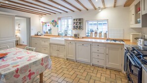 House (4 Bedrooms) | Private kitchen | Coffee/tea maker, microwave, oven, stovetop - 46 Ivy Cottage (Woodbridge)