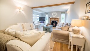 House (4 Bedrooms) | Living room | TV, fireplace, DVD player, books - 46 Ivy Cottage (Woodbridge)