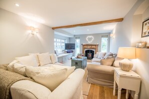 House (4 Bedrooms) | Living room | TV, fireplace, DVD player, books - 46 Ivy Cottage (Woodbridge)