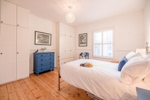 2 bedrooms, laptop workspace, bed sheets
