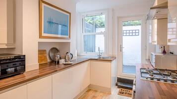 Microwave, oven, kompor, dan mesin pencuci piring