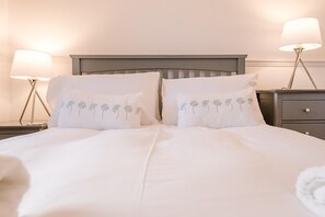 2 habitaciones, espacio para trabajar con laptop y ropa de cama 