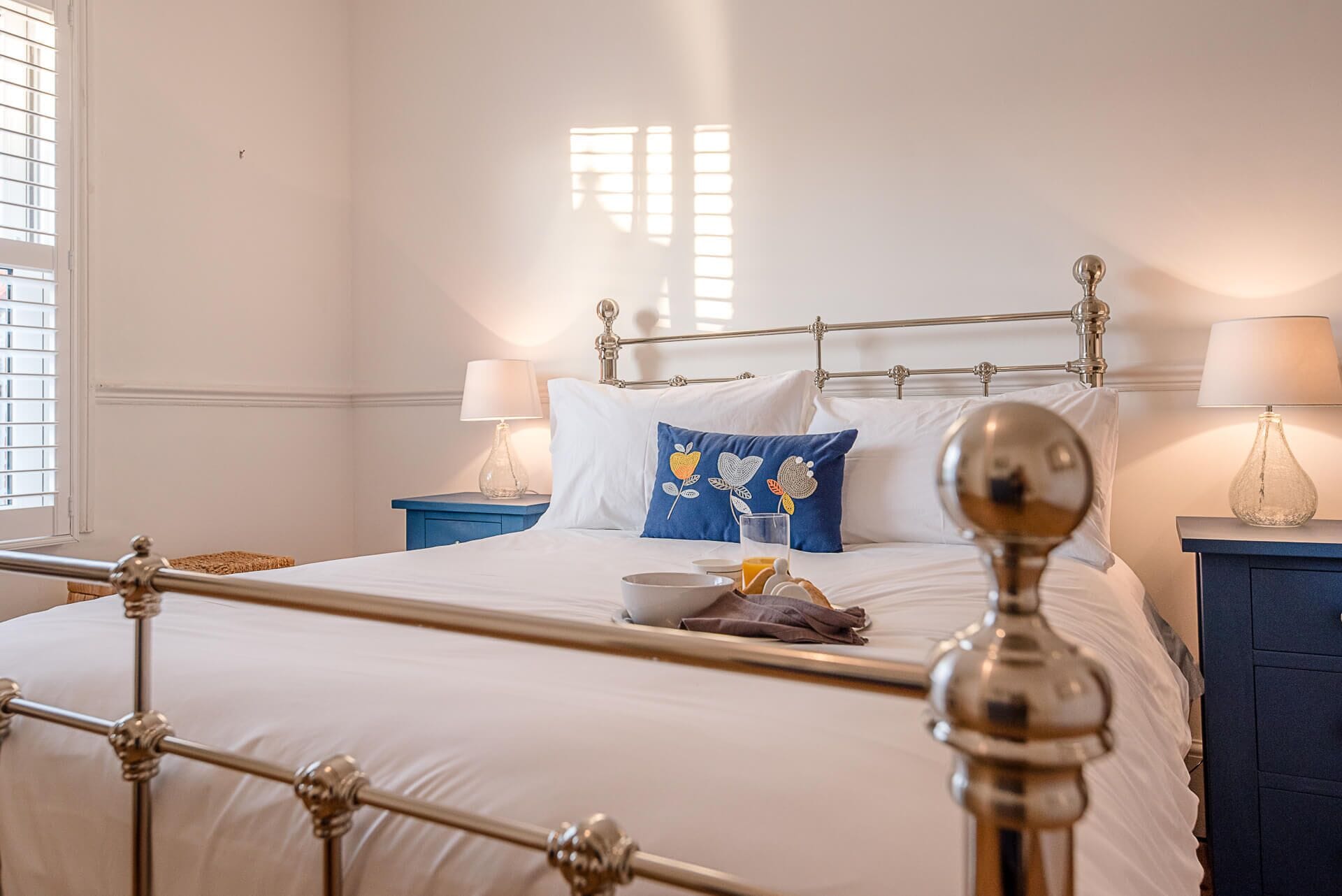 2 bedrooms, laptop workspace, bed sheets