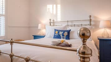 2 bedrooms, laptop workspace, bed sheets